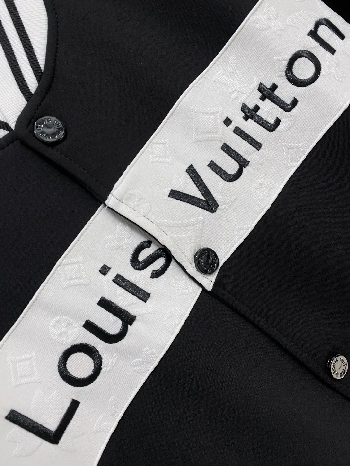 🅿️720 LV hot-selling suit is coming. Focus on the original version of the official website. 2025 new hot-selling cardigan suit. The original order is the best. 🇭🇰The meticulous work of top designers. It has a fitting and perfect upper body effect. All-natural high-quality Tencel Roman cotton 100%, close-fitting comfort, noble and elegant! Original hardware embodies elegance and nobility! Counter size: M-3XL (maximum wear up to 190 pounds)